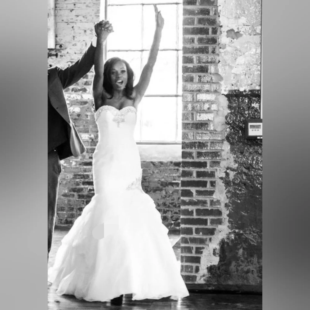 Enchanting Allure: Elegant Size 4 Wedding Dress for Timeless Beauty - Picture 2 of 8